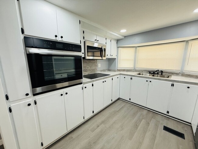 Building Photo - 2 bedroom 2 bath fully remodeled mobile home for rent in 55+ community in south Tampa