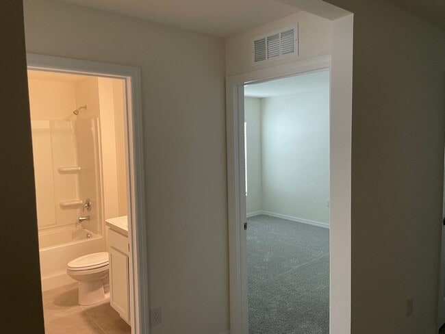 Building Photo - Gorgeous 4 bedroom 2 bathroom home