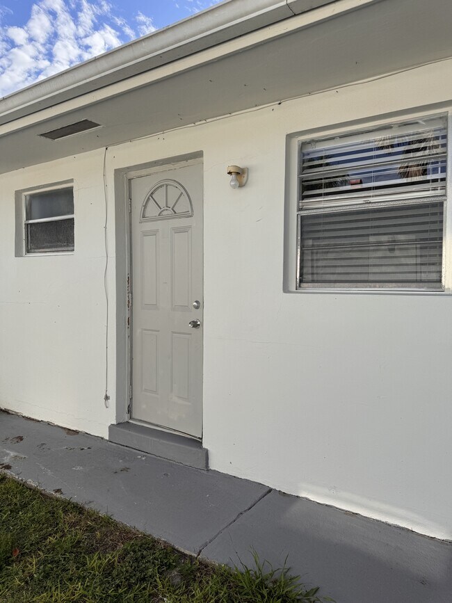 Building Photo - 4140 SW 24th Ct