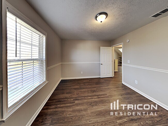 Building Photo - 603 Hounds Run