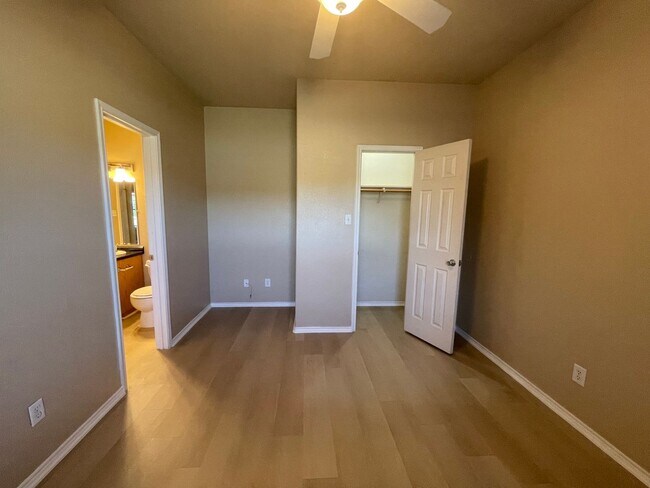 Building Photo - 105-107 Sunburst Court