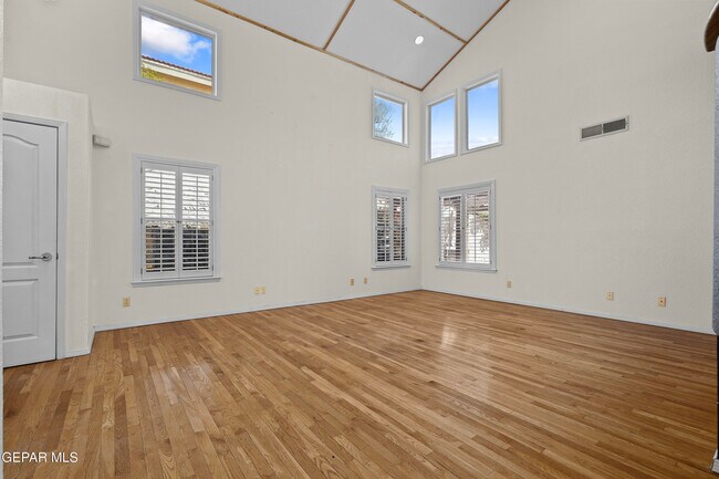 Building Photo - 624 Skydale Dr