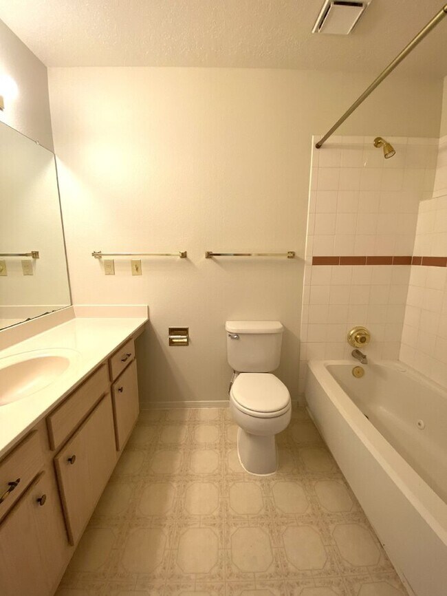 Building Photo - 2nd Floor - 2BR/2Bath - Balcony - 1Car Garage