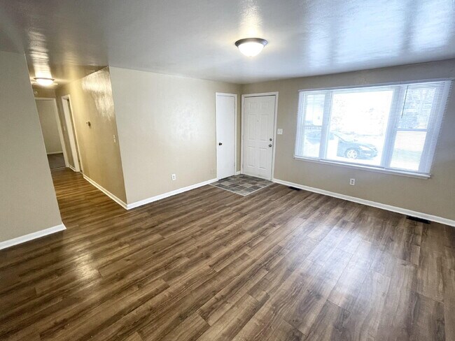Building Photo - 5 Bedroom with a Bonus family/Tv Room