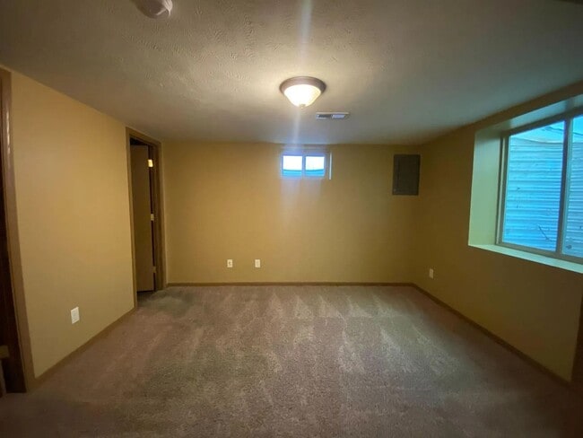 Building Photo - Inviting 3-Bedroom Home in Eastridge – Acr...