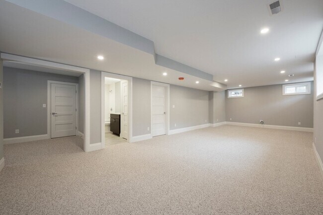 Building Photo - 962 Walnut St