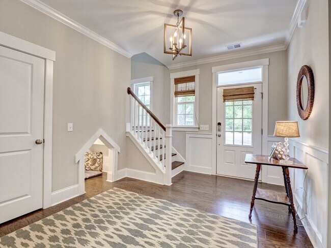Building Photo - Charming 4 Bedroom Cottage Available in Og...