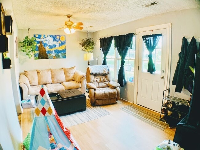 Building Photo - STAFFORD DUPLEX - CLOSE TO TBS GATE OF QUA...