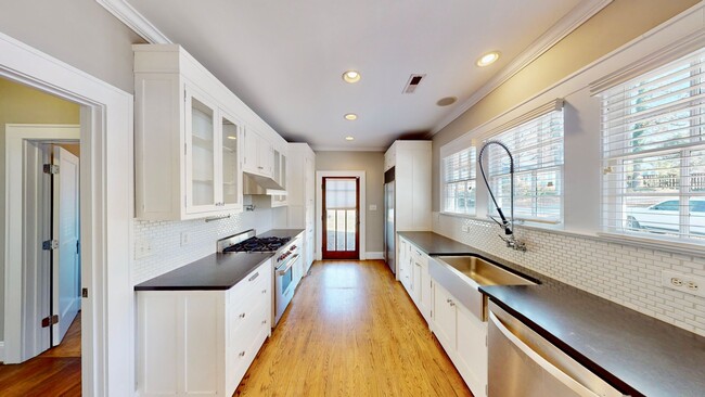Building Photo - 2100 Rozzelles Ferry Rd