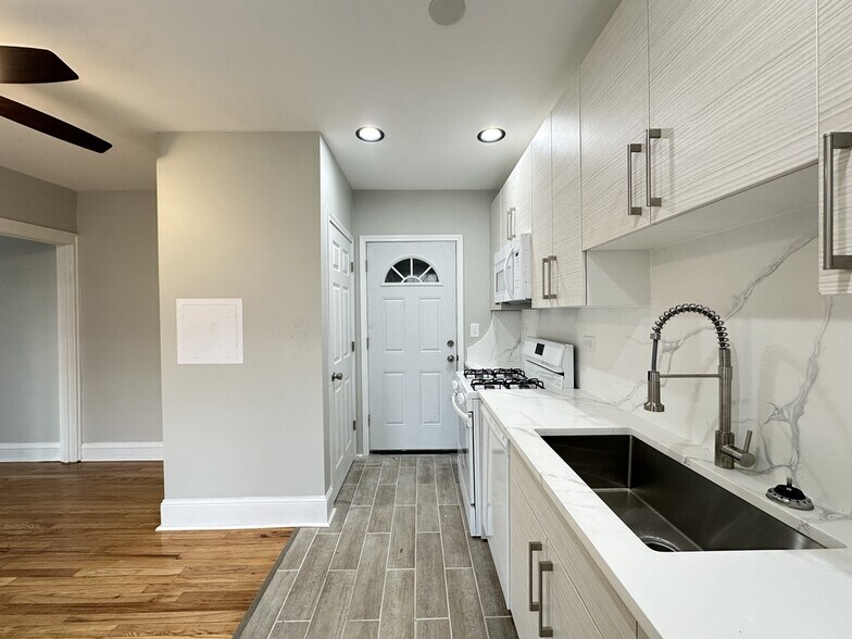 Building Photo - 324 S Maple Ave