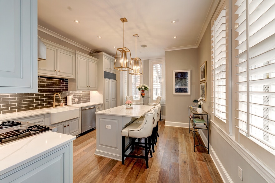 Top-of-the-line stainless steel kitchen appliances - 1237 29th St NW