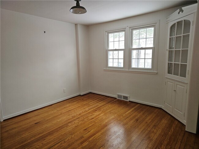 Building Photo - 940 S Grosvenor Rd