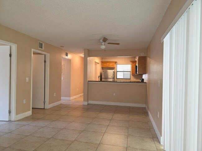 Building Photo - 1542 Lake Crystal Dr