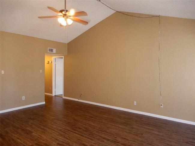 Building Photo - 17401 Red Oak Dr