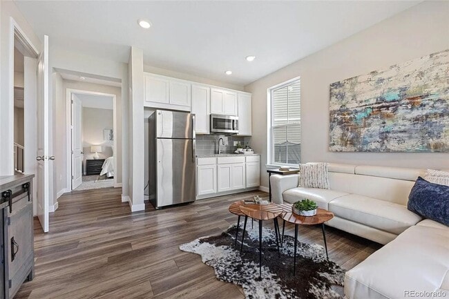 Building Photo - 860 Wildrose Pl