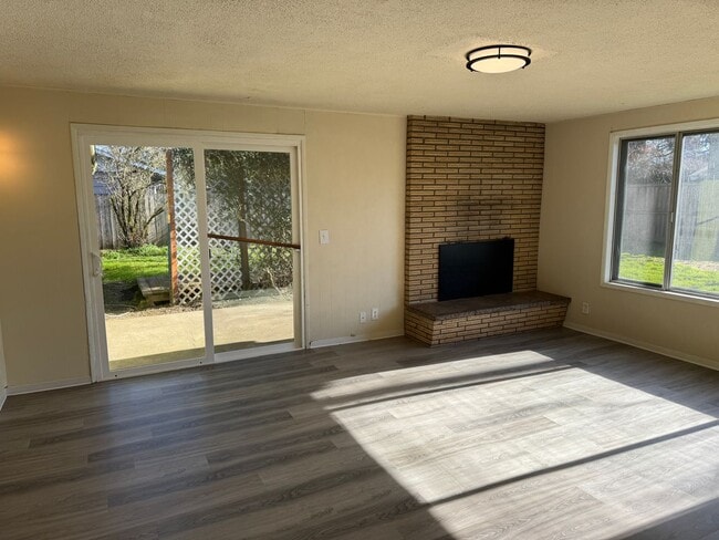 Building Photo - Updated 4 bedroom 1 bathroom house in Eugene!