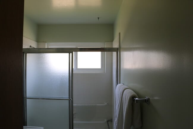 Building Photo - 2000 sq feet 5 bed 3 bath home close to Poly!!