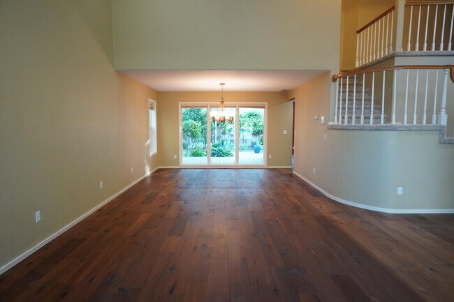 Building Photo - 1394 E Holly St