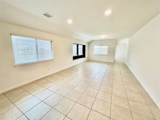 Building Photo - 1304 Rosebush Rd