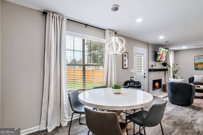 Building Photo - 8008 Clearview Cir