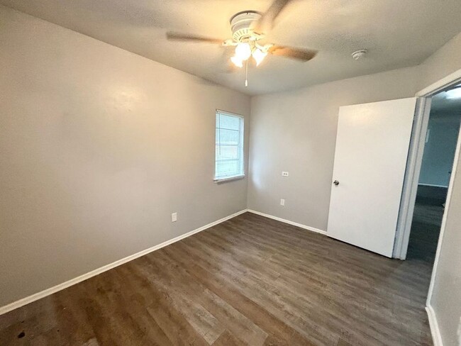 Building Photo - 413 Freestone Dr