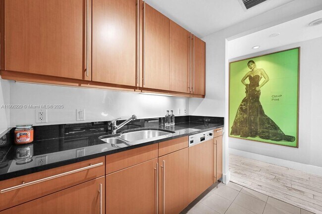 Building Photo - 1435 Brickell Ave