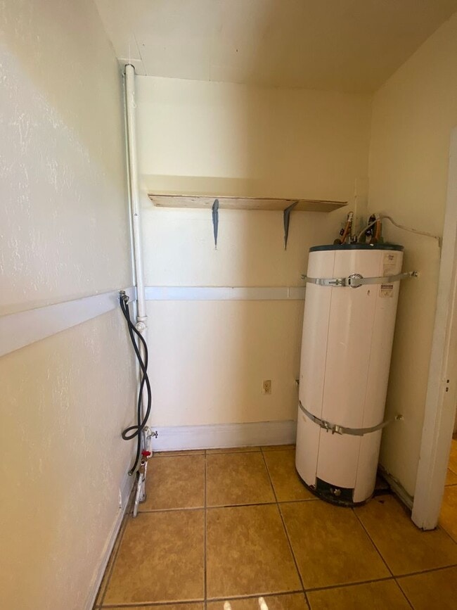 Building Photo - 2 bedroom, 1 bathroom house, fenced yard, ...
