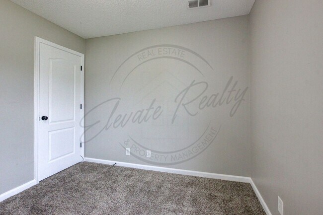 Building Photo - Three Bedroom On One Acre Lot in Clarksvil...