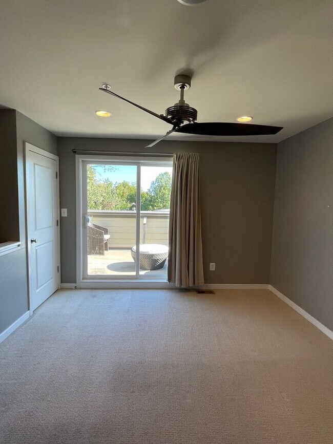 Building Photo - Lovely 3 BR/3.5 BA Townhome in Brookline!