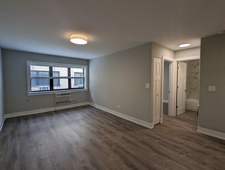 Building Photo - 456 W Barry Ave