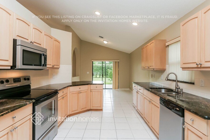 Building Photo - 10484 Lexington Cir S