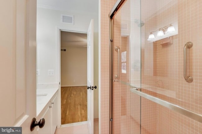 Building Photo - 4001 N Ridgeview Rd