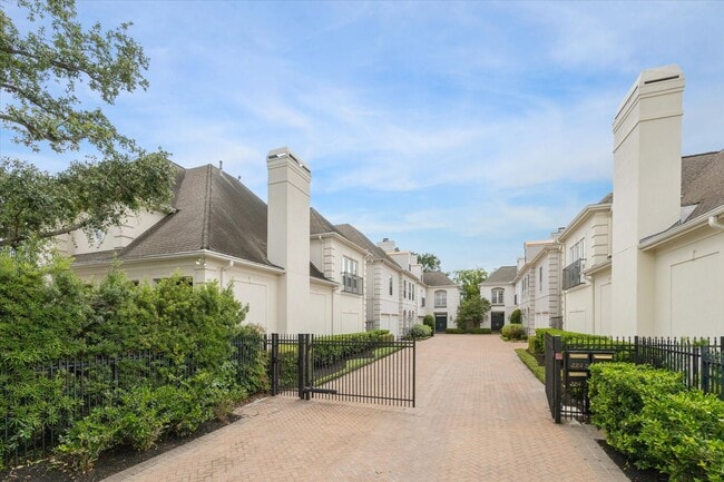 Building Photo - 2214 Potomac Dr