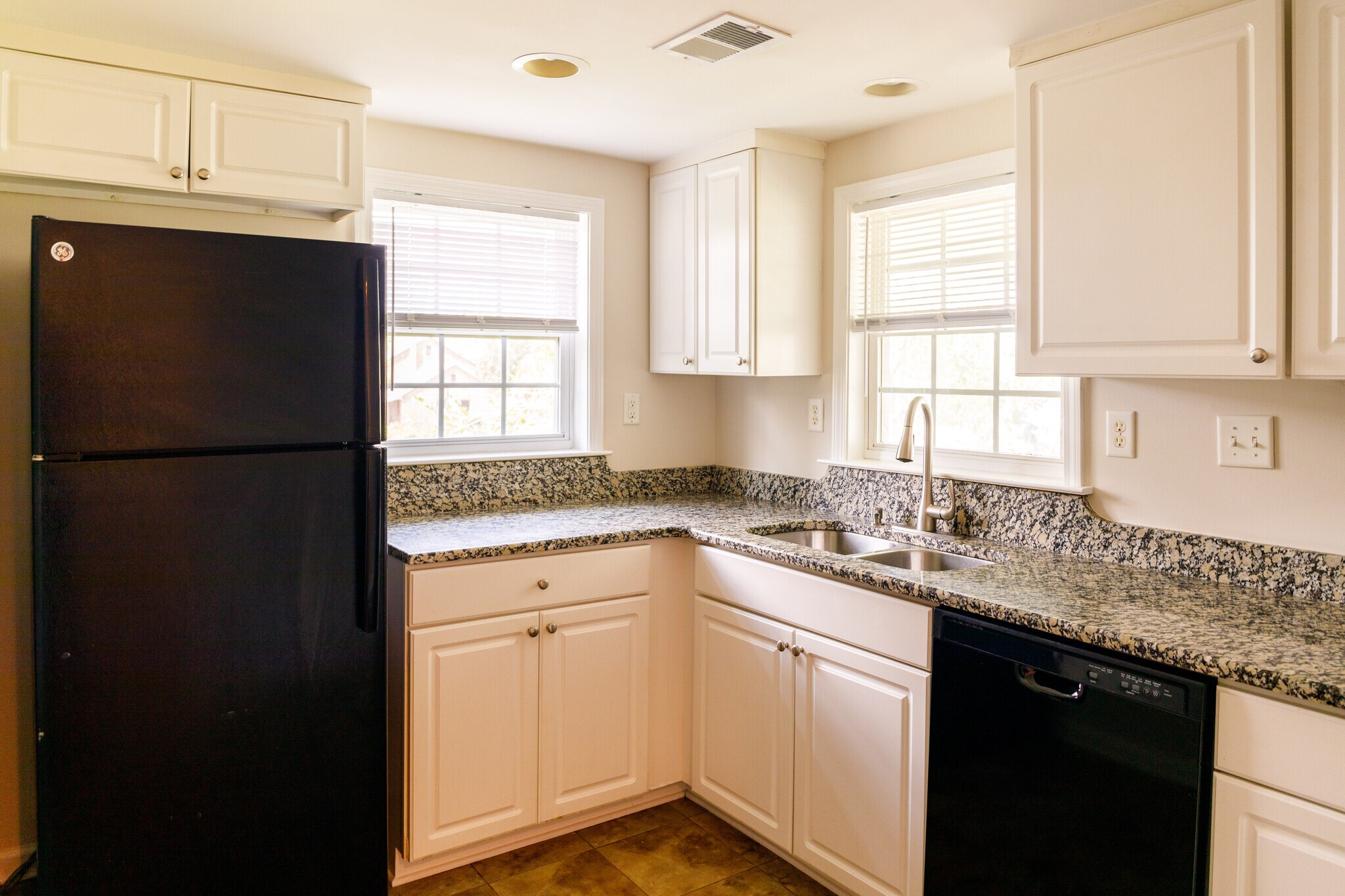 Building Photo - 116 America St