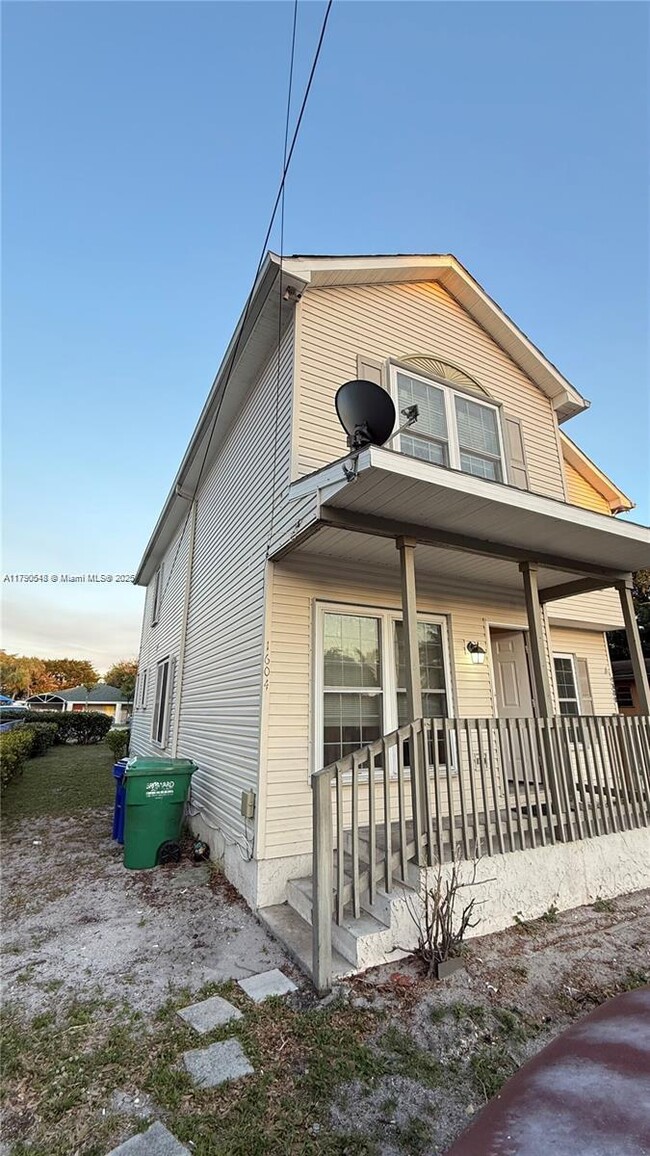 Building Photo - 1604 SW 44th Ave