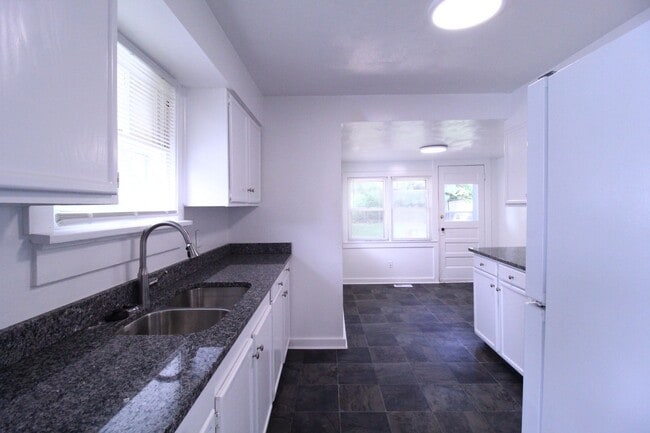 Building Photo - October FREE On This 2 Bedroom 1 Bath Home...