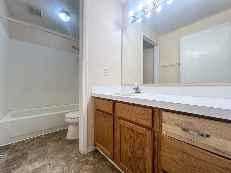 Building Photo - 10610 W Hinsdale St