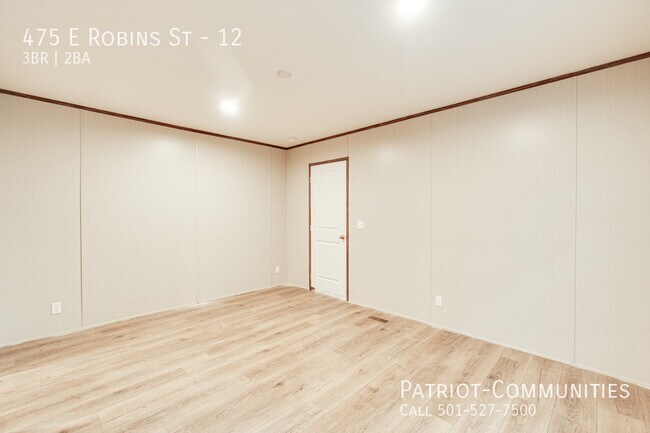 Building Photo - 475 E Robins St