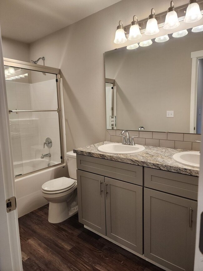 Building Photo - 15603 View Dr Ct SE