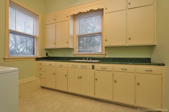 Building Photo - Three Story House Close to SEMO - June 2026- May 2027 Lease