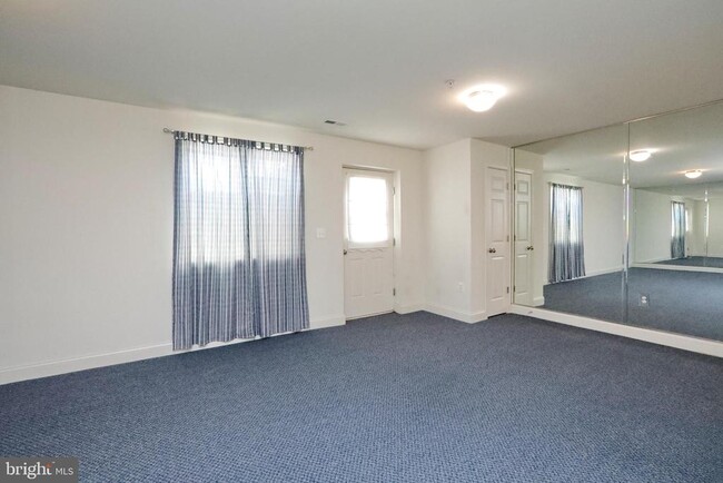 Building Photo - 1028 Llano Dr