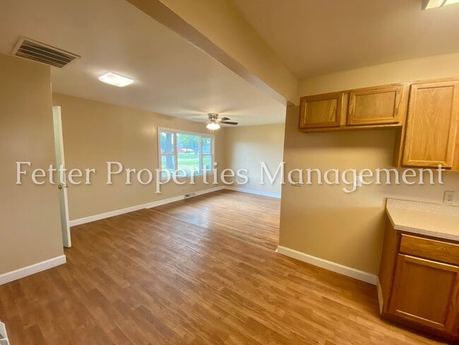 Building Photo - 4 Bedroom Home!