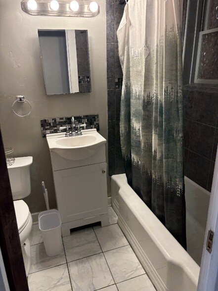 Building Photo - 4816 Chicago St