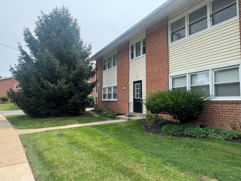 Building Photo - Madison Manor Apartments