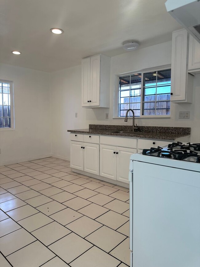 Building Photo - Conveniently Located Home in Modesto