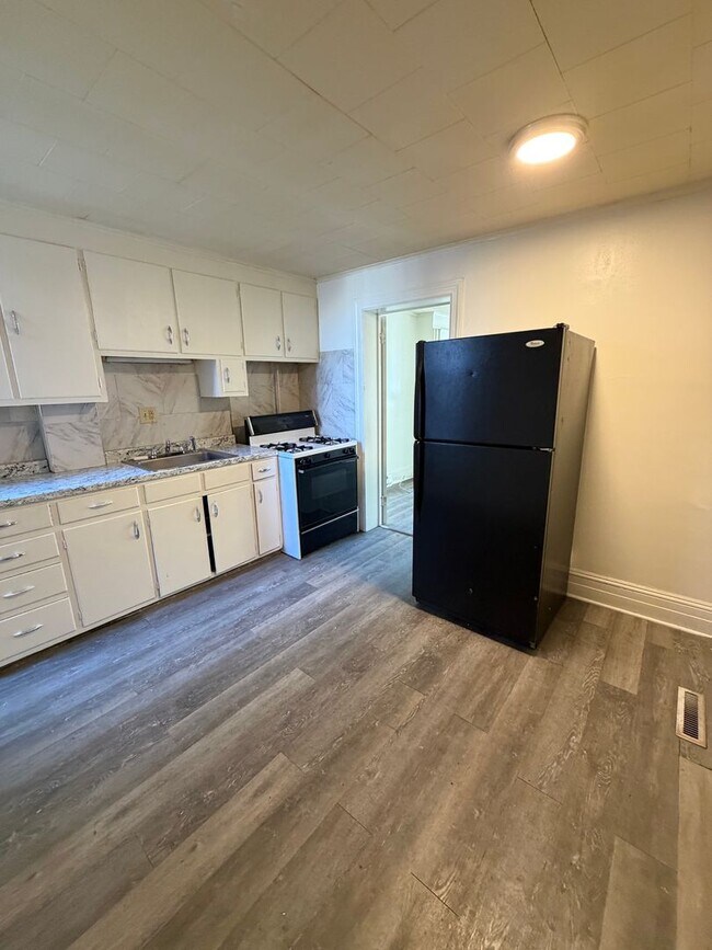 Building Photo - 717 W Market St