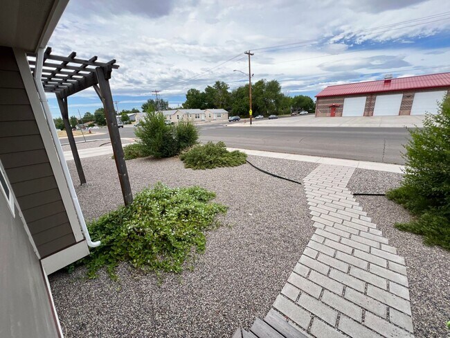 Building Photo - 409 S Broadway Ave