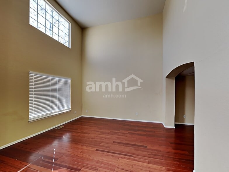 Building Photo - 13985 Elm St