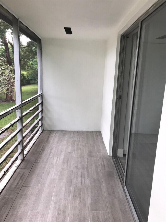 Building Photo - 17 Keswick A