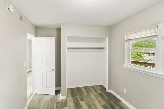 Building Photo - 991 Tollview Ave